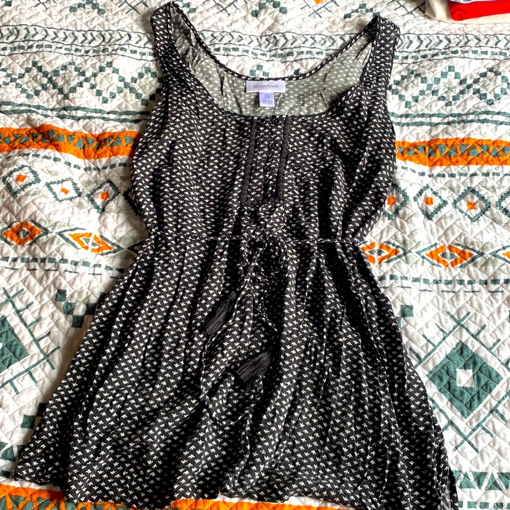 Motherhood Maternity flow-y tank with tassel tie stash. Size Large.